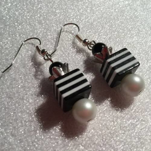 Boucles d'oreille avec perles noires et blanches rondes et carrées et perle métal fleur 