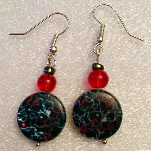 Boucles d'oreille "saint valentin" perle plate noire coeurs rouges et argentés, perle rouge et perle métal. 
