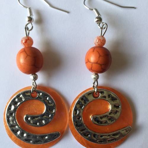 Boucles d'oreille orange sequin rond nacré, breloque spirale argentée, perles. 