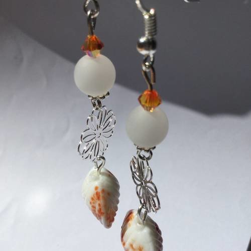 Boucles d'oreille blanches et oranges, perles, cristal, coquillage et estampe fleur 
