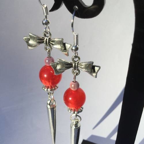 Boucles d'oreille noeud argenté, perles rouges et roses, perle "pic" argentée 