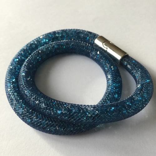 Bracelet résille et cristaux bleus, deux tours, fermoir aimanté argenté. 