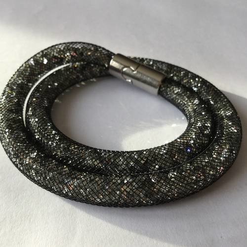 Bracelet deux tours résille noire, cristaux argentés, fermoir aimanté. 