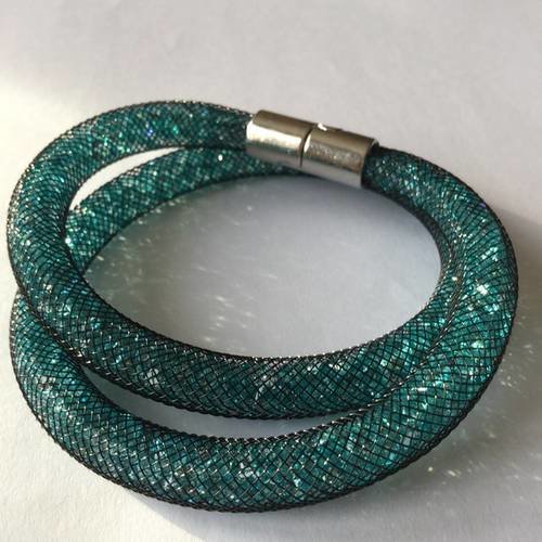 Bracelet résille deux tours, résille noire, cristaux bleus/verts, fermoir magnétique 