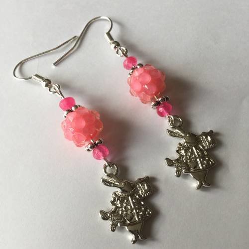 Boucles d'oreille roses et argentées, perles roses, breloque "lapin d'alice au pays des merveilles" 