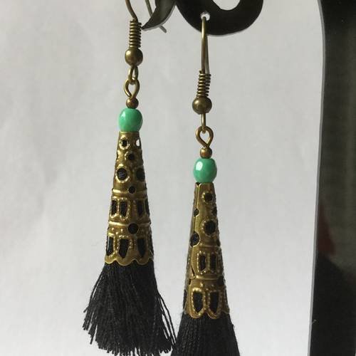 Boucles d'oreille pompon noir, cône ciselé bronze, perle verte. 