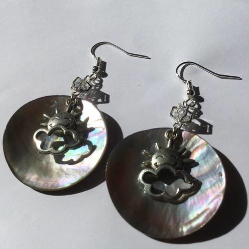 Boucles d'oreille sequin nacre naturelle, breloque soleil, cristal en cage 
