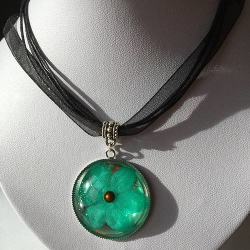 Collier médaillon fleur verte inclue dans résine cristal, liens noirs. 
