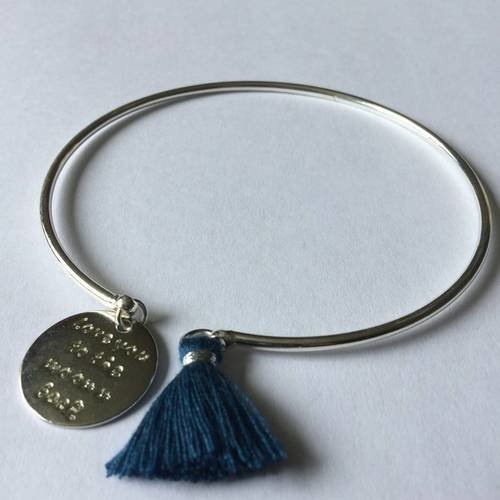 Bracelet jonc ouvert métal argenté, pompon bleu navy, médaille gravée thème "love" 