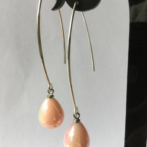 Boucles d'oreille tiges longues argentées, perles rose corail forme poire. 