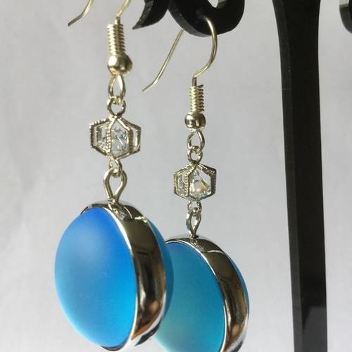 Boucles d'oreille bleues et argentées, perles bleues serties argent et cage avec cristal 
