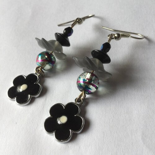 Boucles d'oreilles fleurs noirs, boucles longues, boucles d'oreilles avec perles.