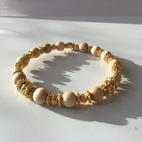 Bracelet en perles, perles de bois, jonc doré à l'or fin.