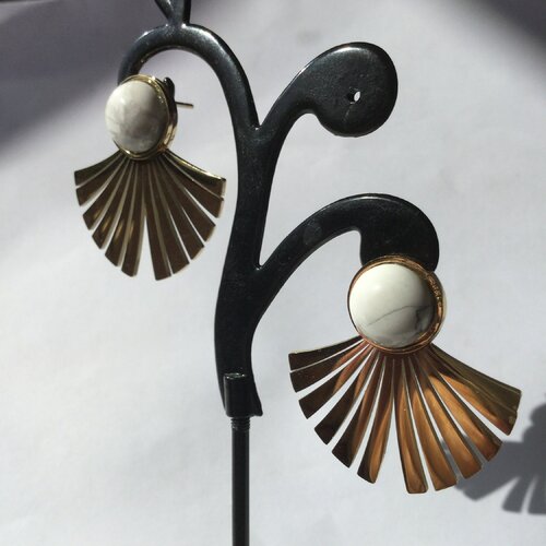 Boucles d'oreilles dorées, boucles avec pierre de gemme