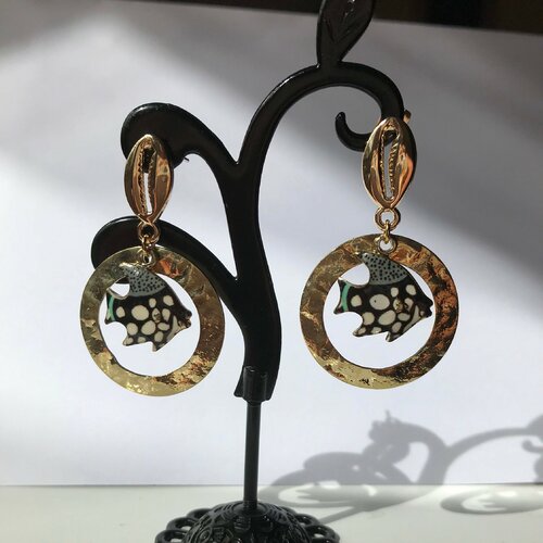 Boucles d'oreilles d'été, boucles poissons tropicaux, coquillage cauri doré