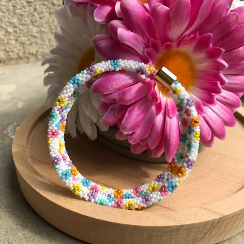 Bracelet jonc, bracelet fleuri, perles tissées, bracelet mémoire de forme