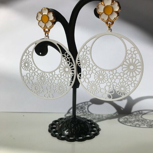 Boucles d'oreilles à fleurs, boucles d'oreilles fleuries, boucles blanches