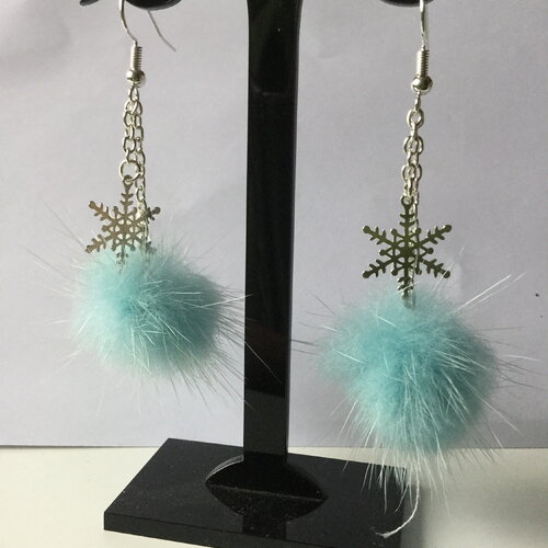 Boucles d'oreilles longues, boucles d'oreilles pompons, pompons de fourrure, boucles bleues, flocons de neige