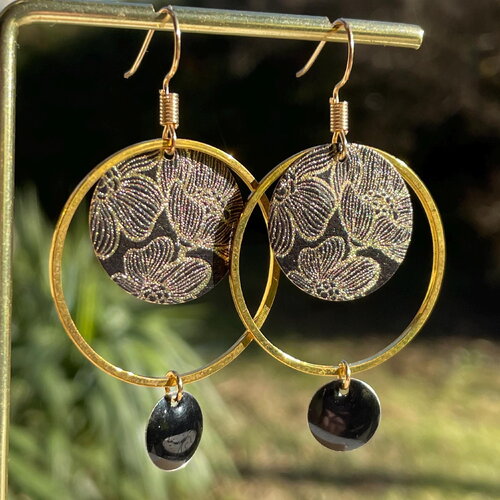 Boucles d’oreilles à anneaux, boucles d'oreilles dorées et noires, boucles dorées à motif fleurs.