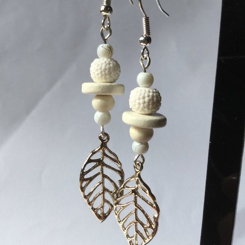 Boucles d'oreille blanches, perles blanches, feuilles, boucles nature