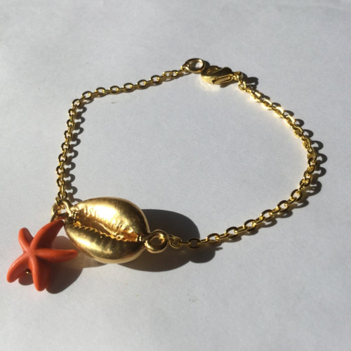 Bracelet chaine dorée, bracelet fin, coquillage cauri, étoile de mer