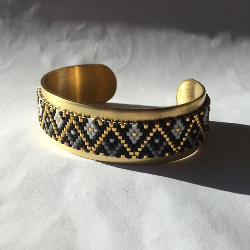 Bracelet jonc, perles tissées, jonc doré, tissage miyuki