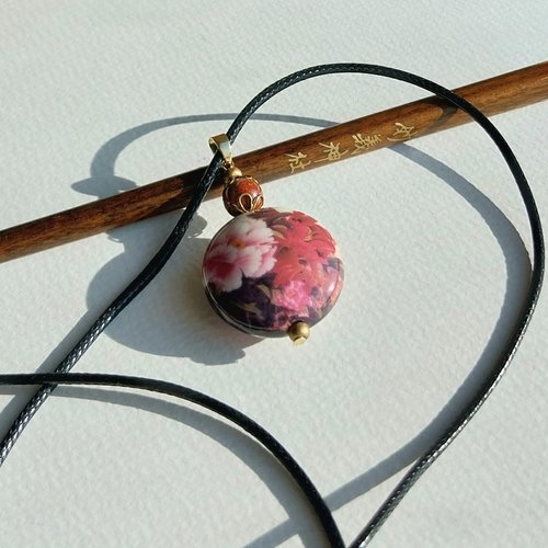 Pendentif "floriane" rose bordeaux crème brun médaillon porcelaine gemme jaspe plaqué or cordon cuir