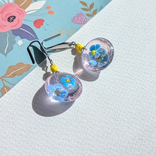 Rêve champêtre - boucles d'oreilles rose verre filé motif fleurs verre de bohême jaune attaches acier inoxydable