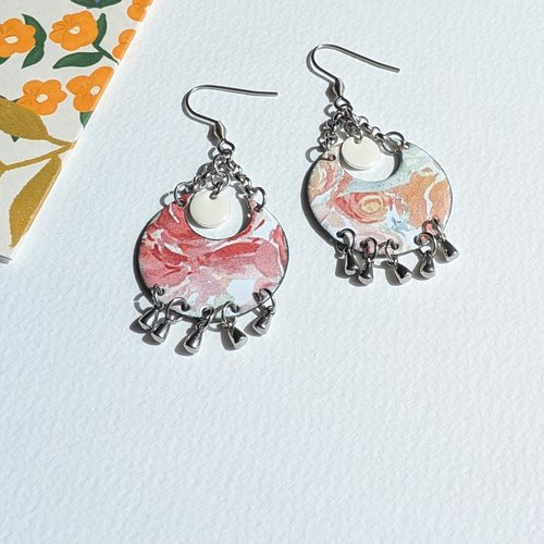 Baléares - boucles d'oreilles rose crème motif asymétrique émail sur cuivre pampilles chaînettes attaches acier inox doré