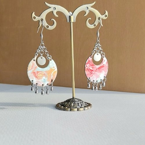 Baléares - boucles d'oreilles rose crème motif asymétrique émail sur cuivre pampilles chaînettes attaches acier inox doré