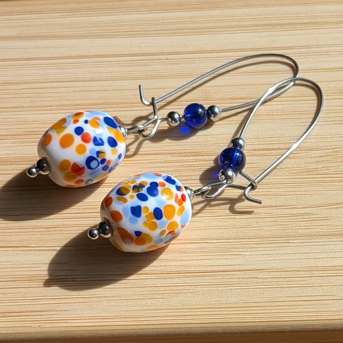 Style estival - boucles blanc bleu orange verre filé murano et perles bleues attaches acier inoxydable