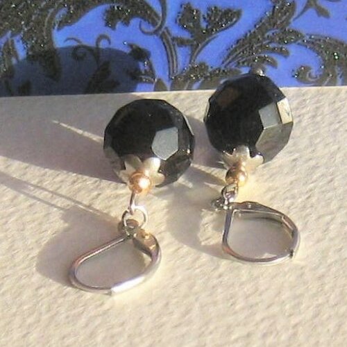 Boucles d'oreilles noires "gothic" verre tchèque et plaqué or coupelles attaches en acier inoxydable