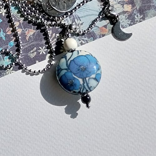 Le jardin sous la lune - collier bleu chaîne pendentif porcelaine motifs fleurs pierres naturelles onyx magnésite acier inoxydable