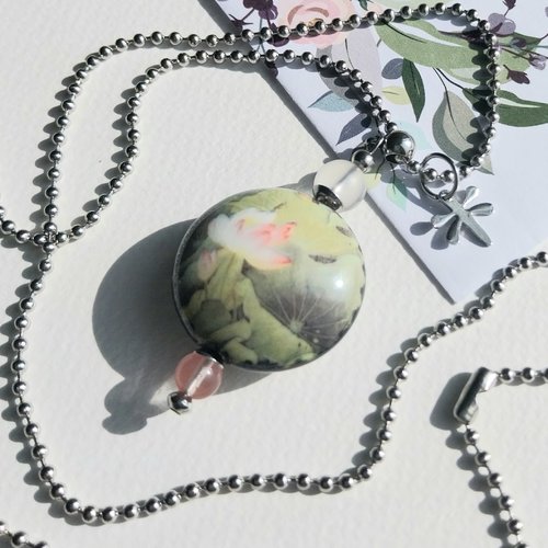 Pendentif vert "mon jardin d'eau" médaillon porcelaine motif nénuphar cristal de roche quartz cherry chaîne acier inoxydable