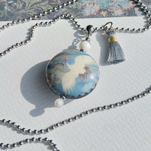 Pendentif bleu "rêve d'asie" médaillon porcelaine motif grue blanche perles nacre pompon soie argentée chaîne billes acier inoxydable
