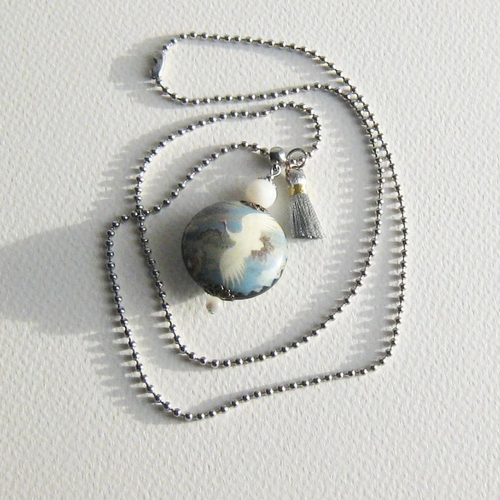 Pendentif bleu "rêve d'asie" médaillon porcelaine motif grue blanche perles nacre pompon soie argentée chaîne billes acier inoxydable