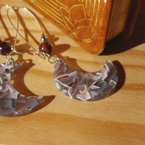 Boucles d'oreilles "les contes de la lune" résine acétate gris nuancé pierre œil de taureau longues attaches acier inoxydable