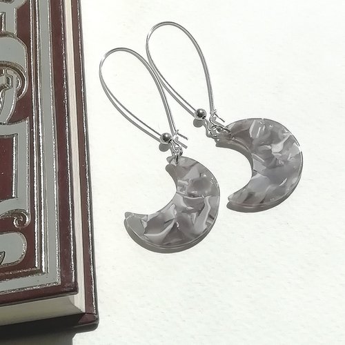 Boucles d'oreilles "les contes de la lune" résine acétate gris nuancé perles longues attaches acier inoxydable