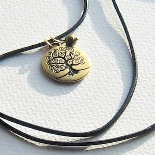 Pendentif "l'arbre de lumière" médaille plaqué or gravure arbre cordon cuir