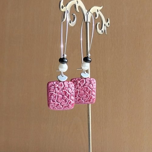 Boucles d'oreilles roses "jours heureux" céramique émaillée verre de bohême blanc nacré gemmes onyx noir grandes attaches acier inox