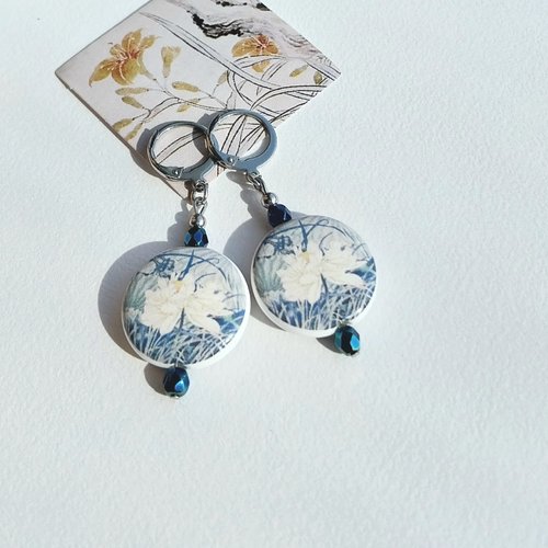 Boucles d'oreilles bleues "la saison du rêve" porcelaine palets ronds motif fleuri verre de bohême attaches acier inoxydable