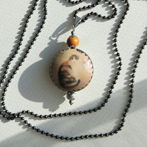 Pendentif "le chat tranquille" porcelaine médaillon brun roux bois santal acier inoxydable clair chaîne billes acier noir gun