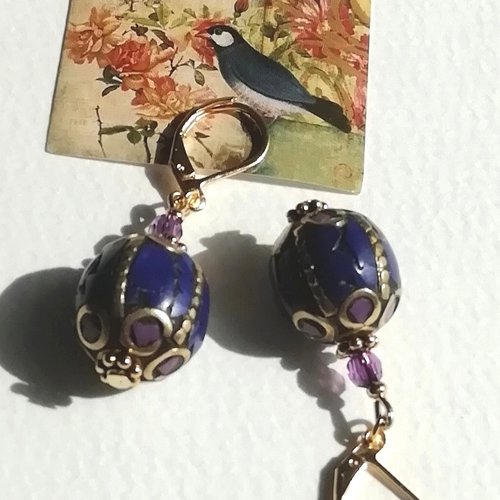 Boucles marine, boucles bleues "les népalaises marine" pierres lapis lazuli howlite laiton doré verre tchèque perles attaches plaqué or