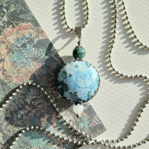 Pendentif "bleu pivoine" médaillon porcelaine gemmes agate verte blanche chaîne billes acier inoxydable