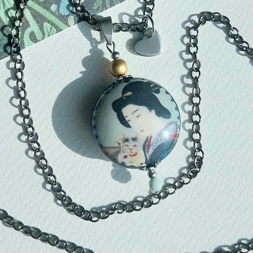 Pendentif " japon douceur" vert bleu rose noir doré médaillon porcelaine geisha chat verre tchèque chaîne acier inox gun