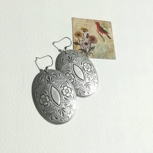 Boucles d'oreille"chic et folk" argentées pendants ovales gravés plaqué argent attaches acier inoxydable