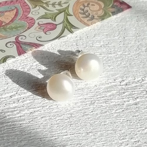 Boucles d'oreilles puces "l'instant nacré" nacre cabochons de perles de culture d'eau douce attaches plaqué or sur argent