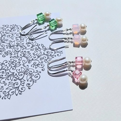"attitude" boucles d'oreilles nacre d'eau douce et au choix cubes swarovski rose ou vert perles attaches argent