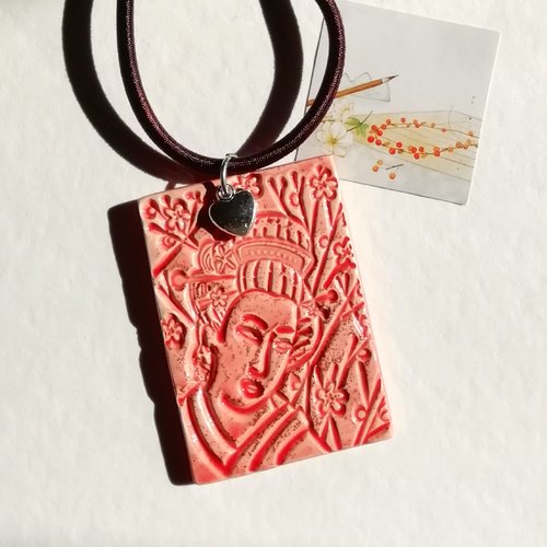 Pendentif "terre de geisha" orangé céramique émaillée motif japonais gravé cordon brun soie