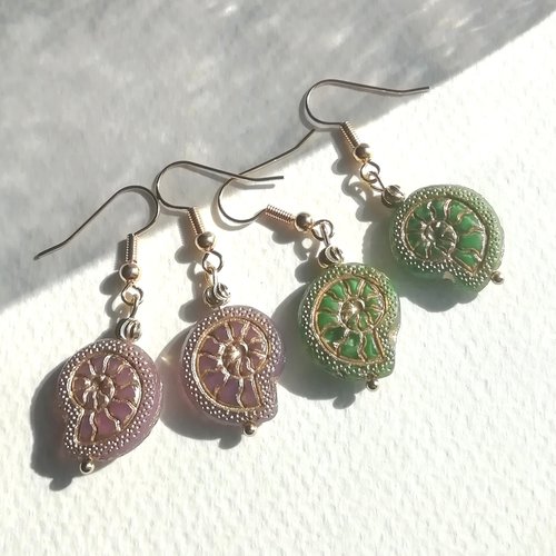 "miniatures" boucles d'oreilles vert ou mauve verre tchèque coquillages gravure dorée perles attaches plaqué or 18 k